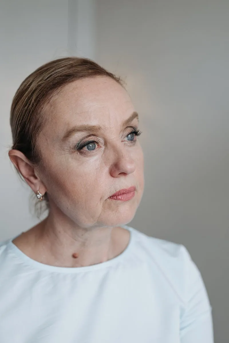 Crise de la cinquantaine chez la femme : portrait d'une femme mature en pleine r\u00e9flexion